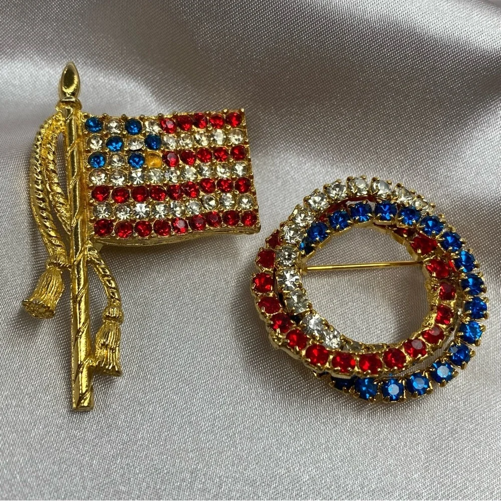 Vintage Rafaelian Rhinestone American Flag With Wreath Brooch Set Patriotic
